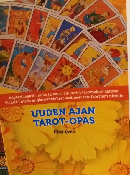 Tarot kirjan etukansi pienempi kuva